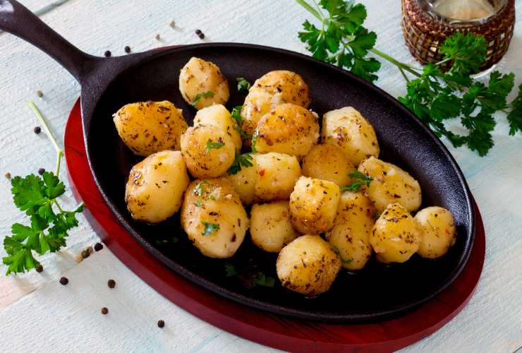 Come fare delle patate al forno secondo Benedetta Rossi