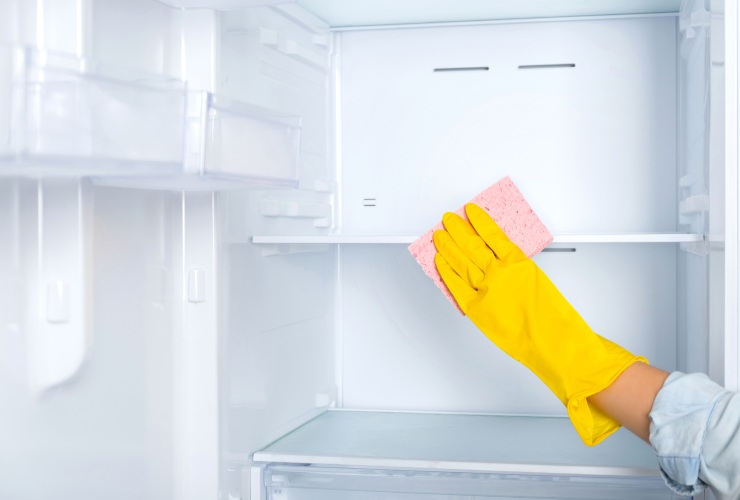 Pulire i ripiani del frigorifero
