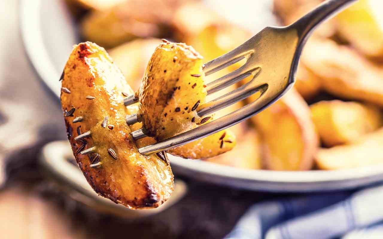 Il segreto per ottenere patate al forno croccanti