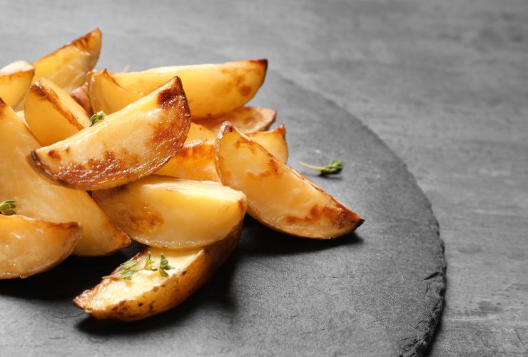 Il segreto per ottenere patate al forno croccanti