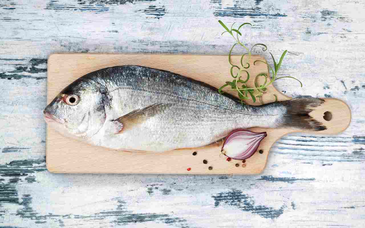 Cucinare il pesce ed eliminare l'odore
