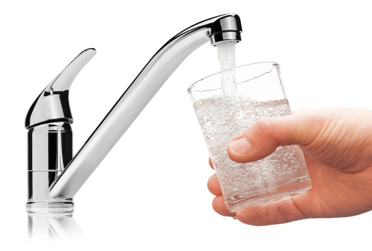 Cosa comporta bere troppa acqua del rubinetto?