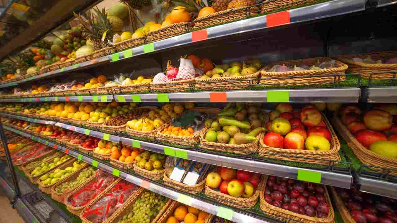 Frutta varia esposta al supermercato