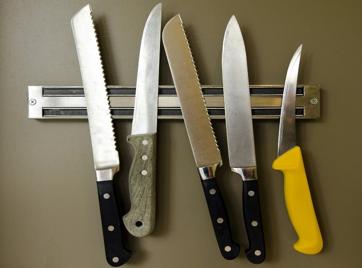 Barretta magnetica con coltelli da cucina