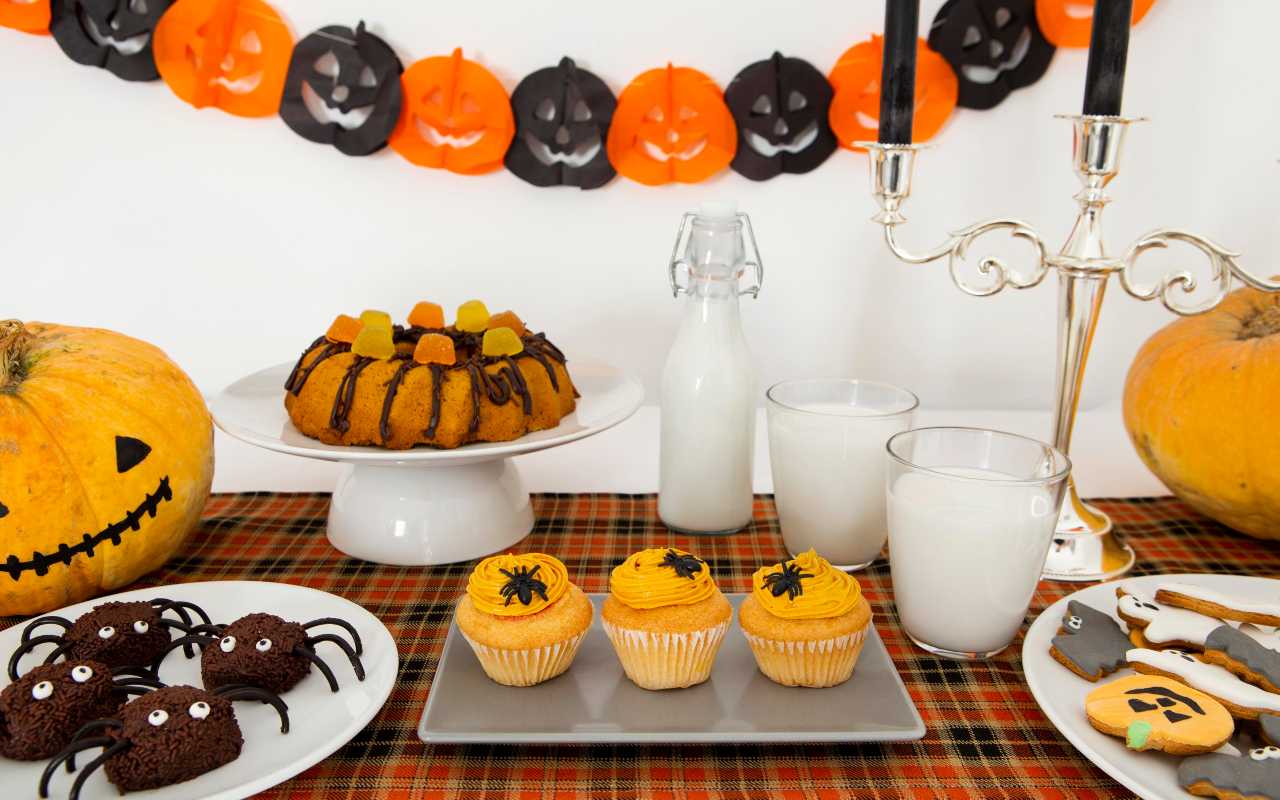 Tavola imbandita con spaventosi dolcetti di Halloween 