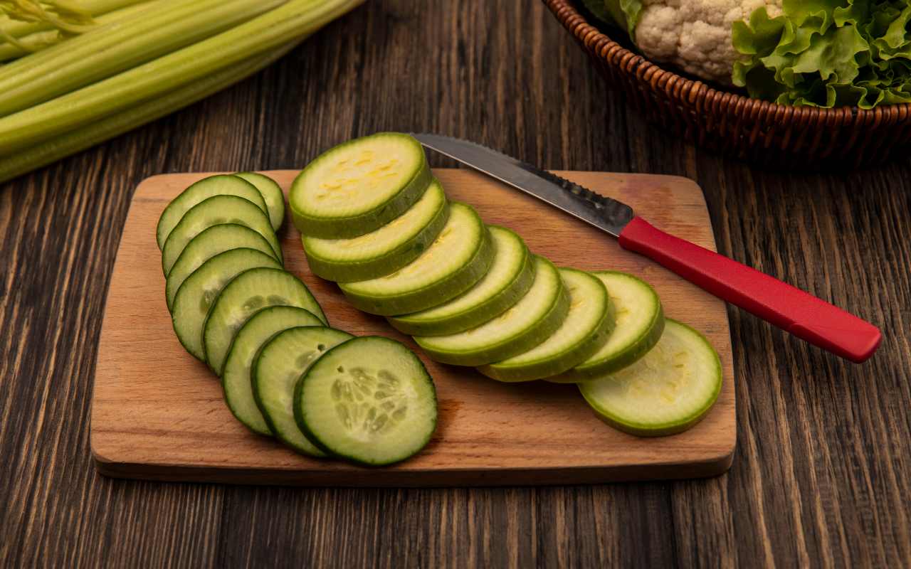 Zucchine a fette su un tagliere 