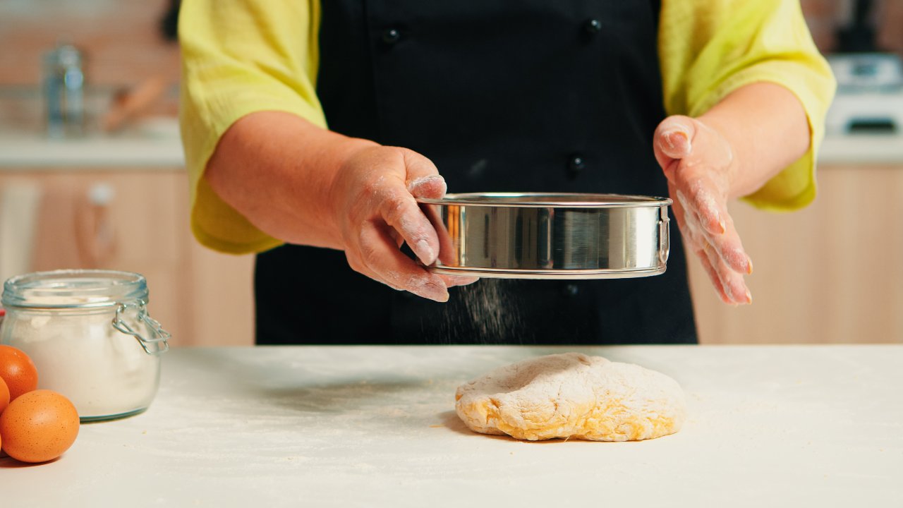 Una persona prepara l'impasto di un dolce 