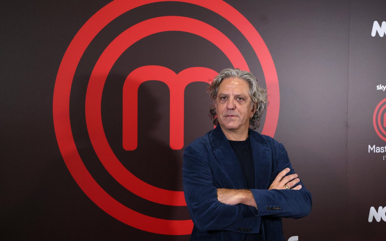 Giorgio Locatelli posa a margine della presentazione alla stampa della edizione 2023 di MasterChef Italia