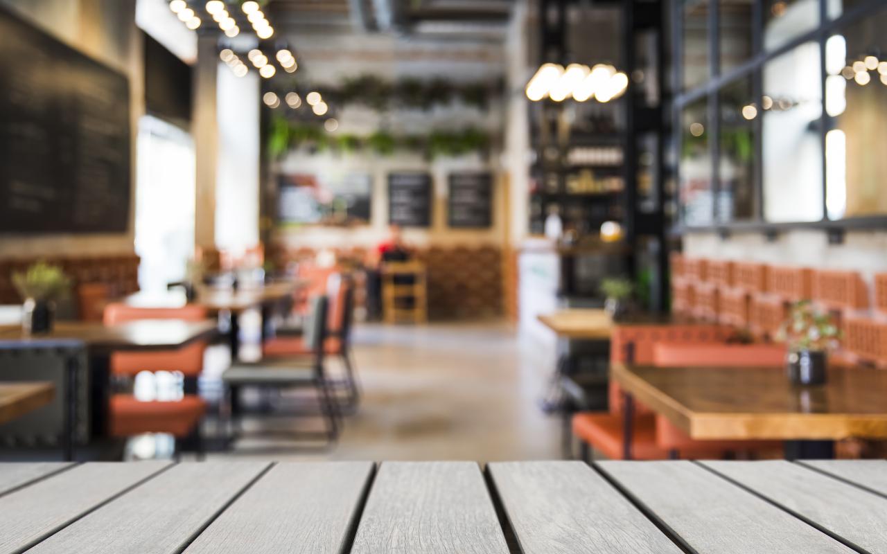 Vista dall'interno di un ristorante 