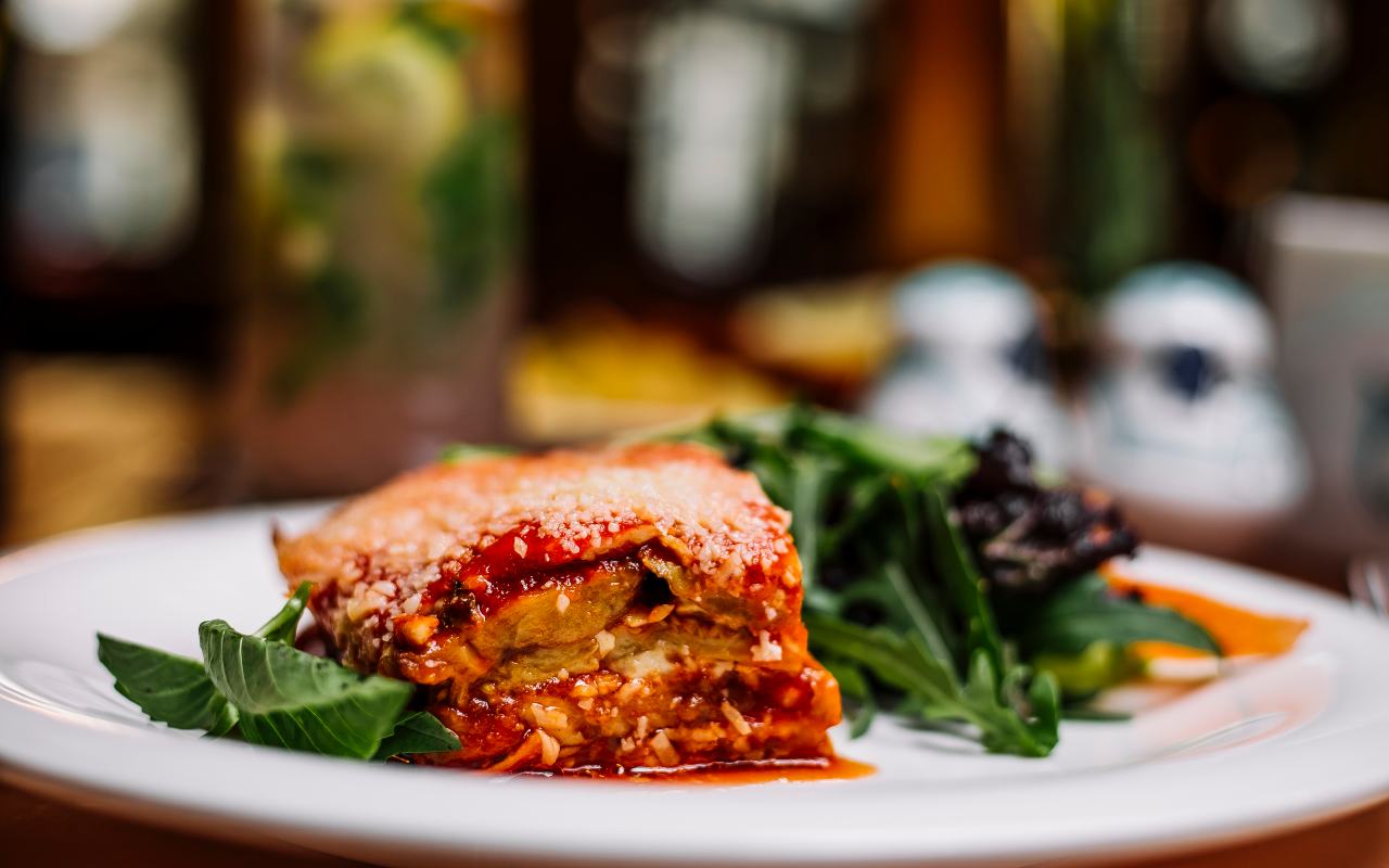 Una fetta di pasticcio di melanzane su un piatto