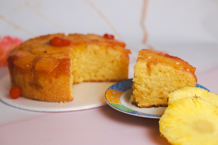 Una fetta di torta capovolta all'ananas su un piatto 