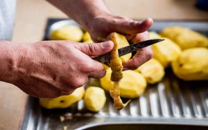 Un trucchetto per sbucciare le patate