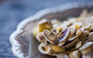 Pulire al meglio le vongole dalla sabbia