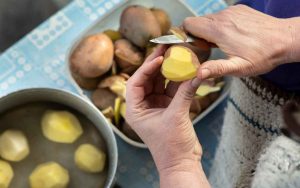 Trucco per sbucciare le patate