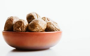 Il trucco per schiacciare delle patate con la buccia