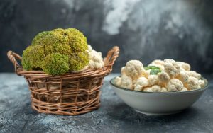 Broccoli in un cesto e su un piatto