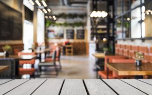 Vista dall'interno di un ristorante